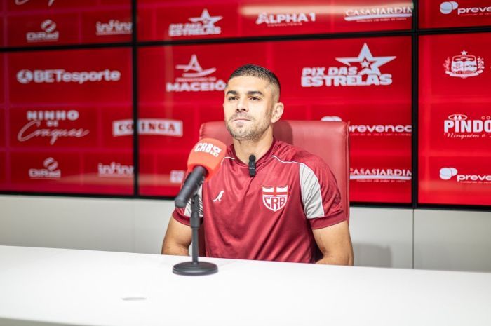 Gegê durante entrevista coletiva no CRB