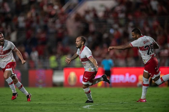 Douglas Baggio celebra gol pelo CRB