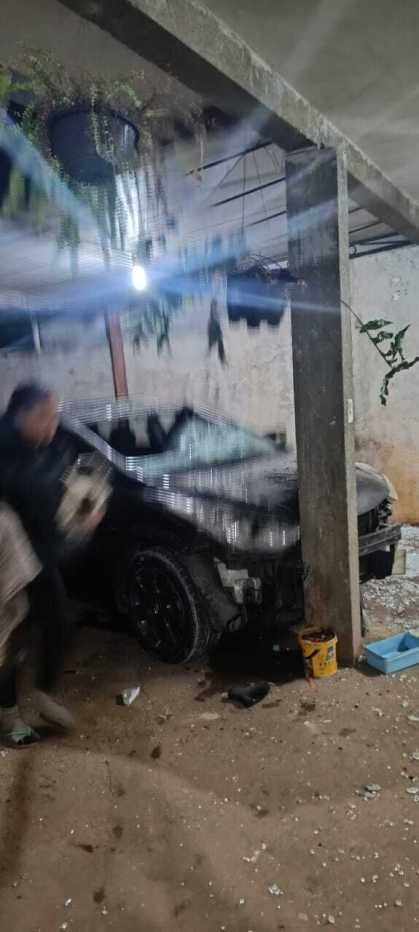 Homem joga carro contra casa no Paraná