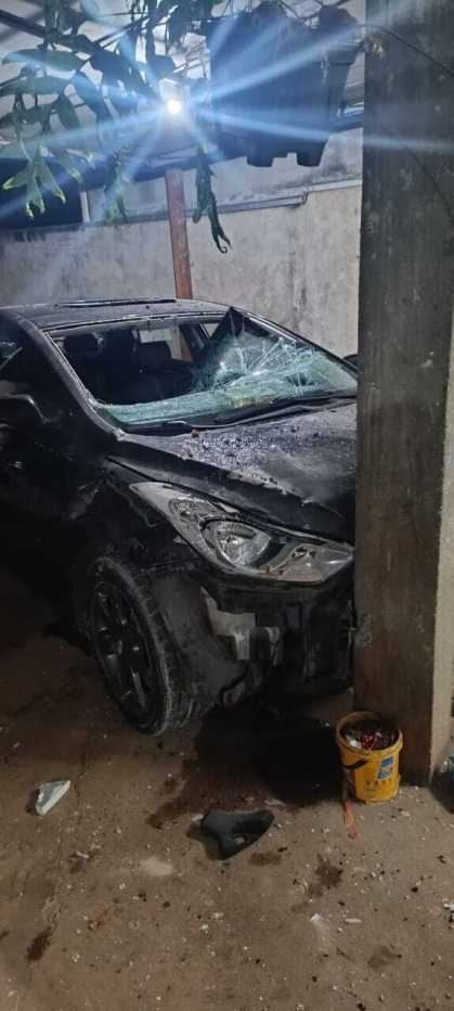 Homem joga carro contra casa no Paraná