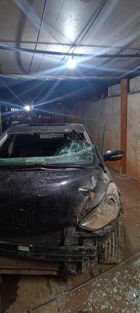 Homem joga carro contra casa no Paraná