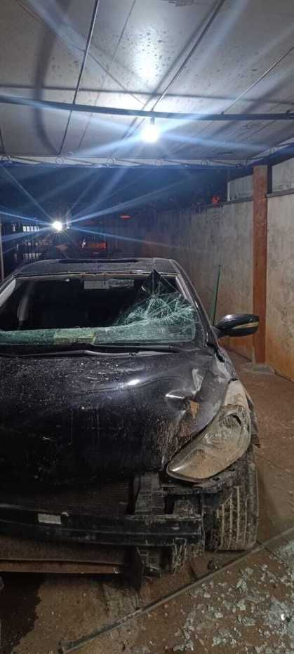 Homem joga carro contra casa no Paraná