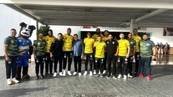 Pedrinho ao lado do elenco do Montes Claros Vôlei