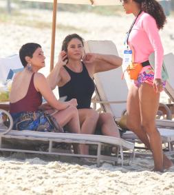 Tais Araújo, Paolla Oliveira e Malu Galli gravam cenas de 'Vale Tudo' em praia do Rio de Janeiro
