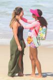Tais Araújo, Paolla Oliveira e Malu Galli gravam cenas de 'Vale Tudo' em praia do Rio de Janeiro