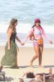 Tais Araújo, Paolla Oliveira e Malu Galli gravam cenas de 'Vale Tudo' em praia do Rio de Janeiro
