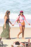 Tais Araújo, Paolla Oliveira e Malu Galli gravam cenas de 'Vale Tudo' em praia do Rio de Janeiro