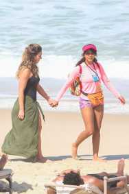 Tais Araújo, Paolla Oliveira e Malu Galli gravam cenas de 'Vale Tudo' em praia do Rio de Janeiro