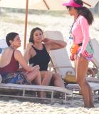 Tais Araújo, Paolla Oliveira e Malu Galli gravam cenas de 'Vale Tudo' em praia do Rio de Janeiro