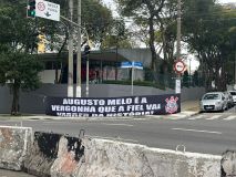 Torcedores do Corinthians protestaram contra Augusto Melo nos arredores do Parque São Jorge