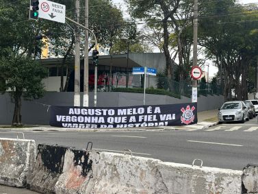 Torcedores do Corinthians protestaram contra Augusto Melo nos arredores do Parque São Jorge