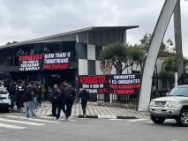 Torcedores do Corinthians protestaram contra Augusto Melo nos arredores do Parque São Jorge