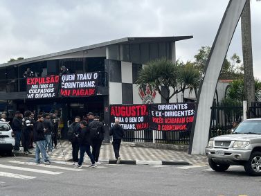 Torcedores do Corinthians protestaram contra Augusto Melo nos arredores do Parque São Jorge