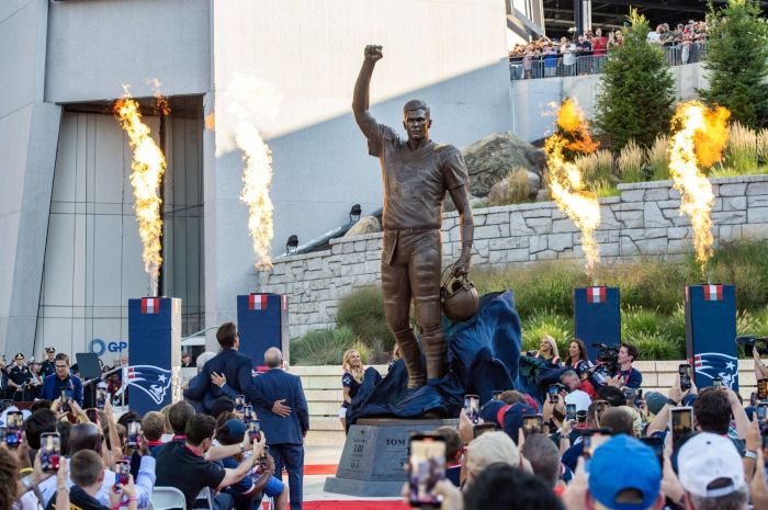 Estátua de Tom Brady tem 3,6 metros de altura, 6 toneladas e foi erguida em frente ao Gillete Stadium, em Foxborough, Massachusetts Estátua de Tom Brady tem 3,6 metros de altura, 6 toneladas e foi erguida em frente ao Gillete Stadium, em Foxborough, Massachusetts