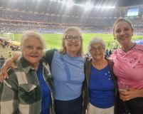 Dona Petrina, torcedora de 103 anos, vai a jogo do Cruzeiro no Mineirão pela primeira vez.
