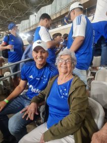 Dona Petrina, torcedora de 103 anos, vai a jogo do Cruzeiro no Mineirão pela primeira vez.