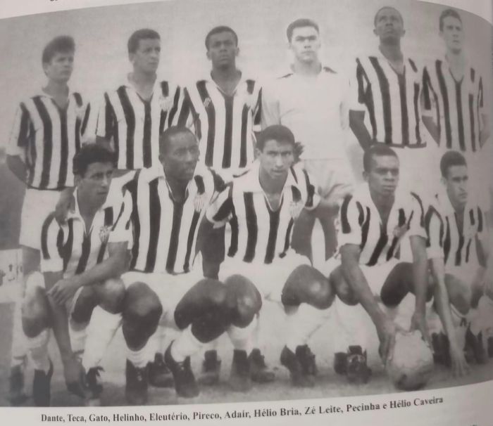Zé Leite (agachado ao centro) com time do Villa Nova em 1963
