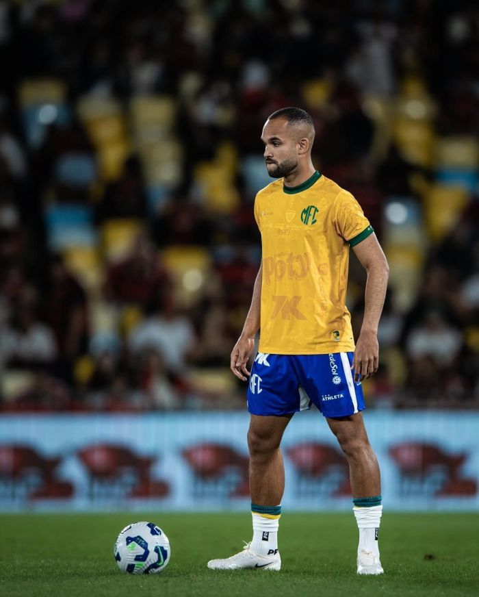 João Victor durante aquecimento do Mirassol