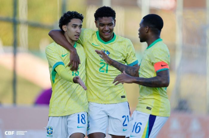 Kaique Kenji (centro) durante jogo da Seleção Brasileira Sub-20 Kaique Kenji (centro) durante jogo da Seleção Brasileira Sub-20