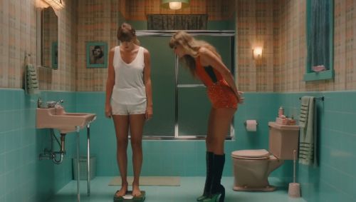Taylor Swift no clipe de 'Anti-Hero', do álbum 'Midnights' usou peças nas cores laranja e verde