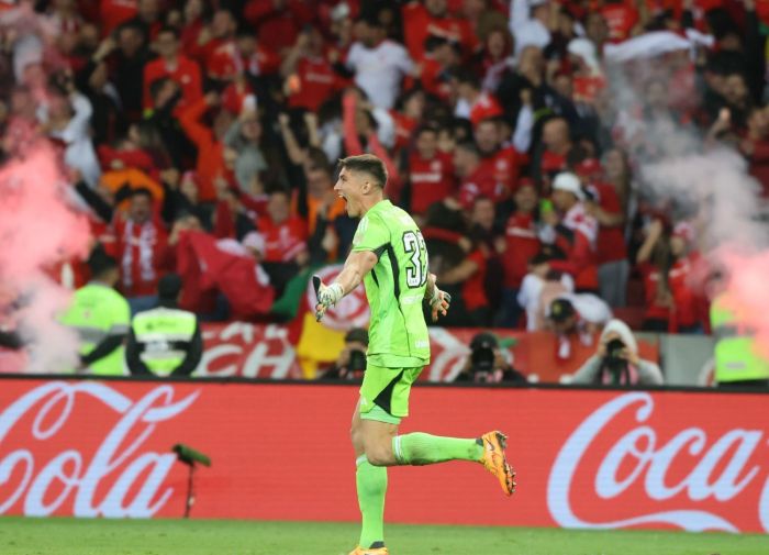 Rochet fez o gol que garantiu a vitória do Inter sobre o River Plate na decisão por pênaltis nas oitavas da Libertadores 2023