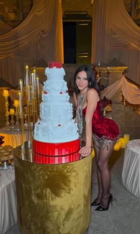 Bruna Marquezine usa look burlesco