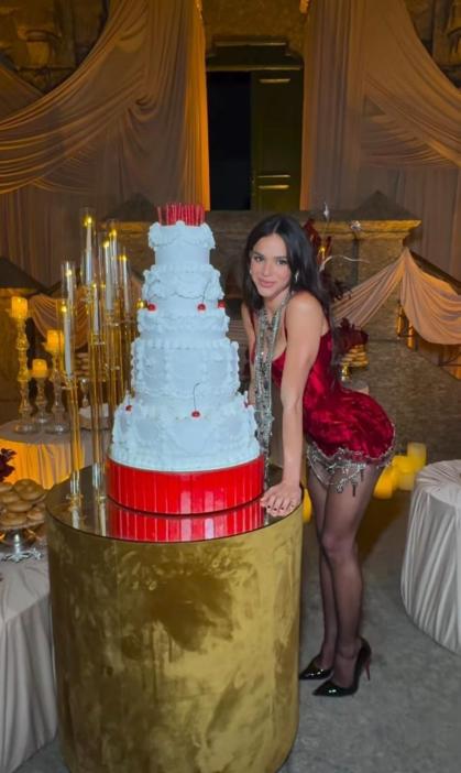 Bruna Marquezine usa look burlesco