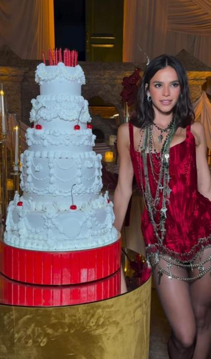 Bruna Marquezine usa look burlesco