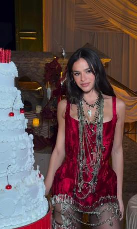 Bruna Marquezine usa look burlesco