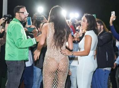 Bruna Marquezine usa body nude e vestido de pedrarias