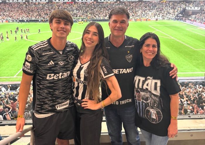 Vitão ao lado da irmã Júlia, do pai, Alexandre, e da mãe, Cristiane