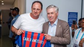 Carlo Ancelotti recebe camisa do Bahia personalizada das mãos de Rogério Ceni