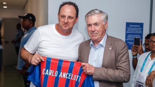 Carlo Ancelotti recebe camisa do Bahia personalizada das mãos de Rogério Ceni