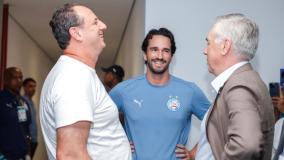 Carlo Ancelotti recebe camisa do Bahia personalizada das mãos de Rogério Ceni