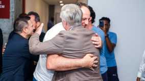 Carlo Ancelotti recebe camisa do Bahia personalizada das mãos de Rogério Ceni