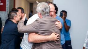 Carlo Ancelotti recebe camisa do Bahia personalizada das mãos de Rogério Ceni