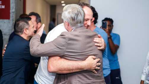 Carlo Ancelotti recebe camisa do Bahia personalizada das mãos de Rogério Ceni