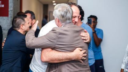 Carlo Ancelotti recebe camisa do Bahia personalizada das mãos de Rogério Ceni