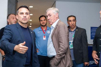 Carlo Ancelotti recebe camisa do Bahia personalizada das mãos de Rogério Ceni