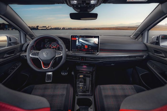 VW Golf GTI 2026 chega ao mercado em setembro
