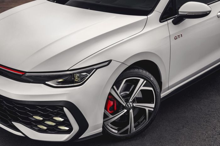 VW Golf GTI 2026 chega ao mercado em setembro