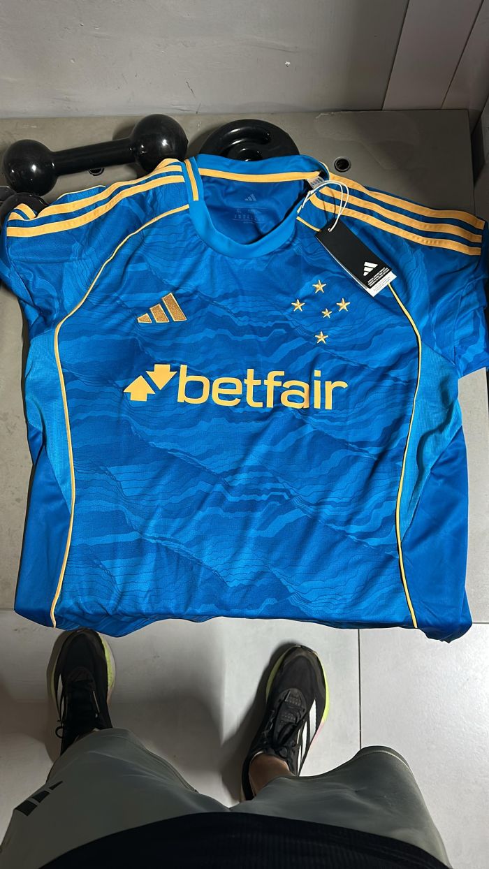 Nova terceira camisa do Cruzeiro para 2025