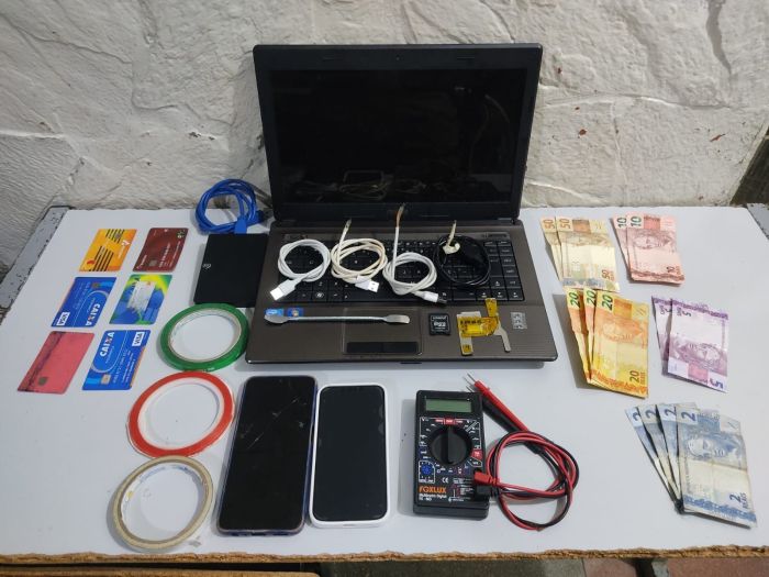 Com a dupla, os policiais apreenderam vários equipamentos oriundos do crime.