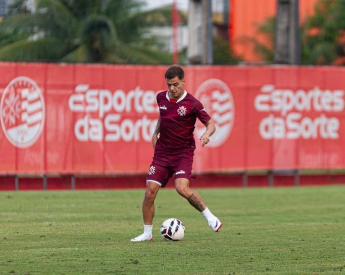 Vitinho em ação durante treino do Náutico, nesta terça-feira (2)