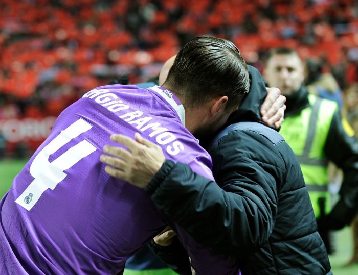 Sergio Ramos abraçando Sampaoli antes de uma partida entre Real Madrid e Sevilla Sergio Ramos abraçando Sampaoli antes de uma partida entre Real Madrid e Sevilla