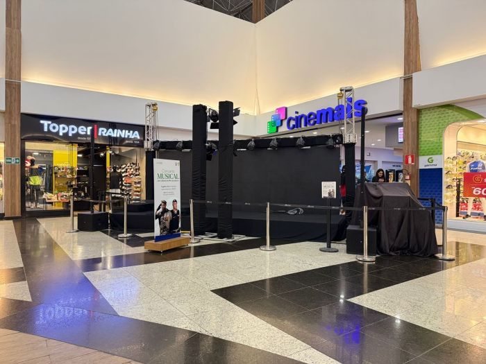 Palco onde as apresentações serão feitas foi montado ao lado do cinema. 