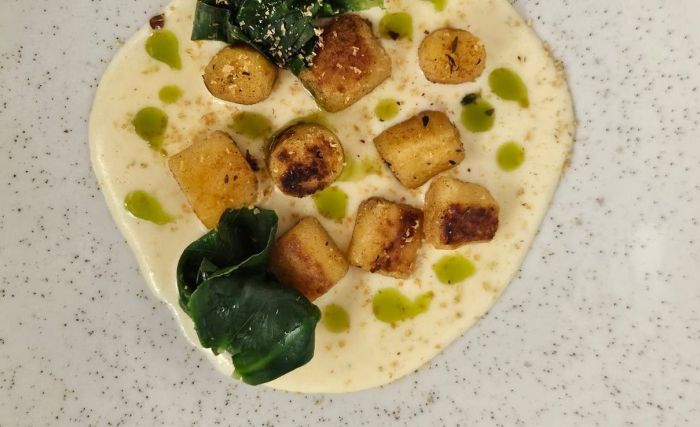 Nhoque com fonduta de queijo taioba e baru