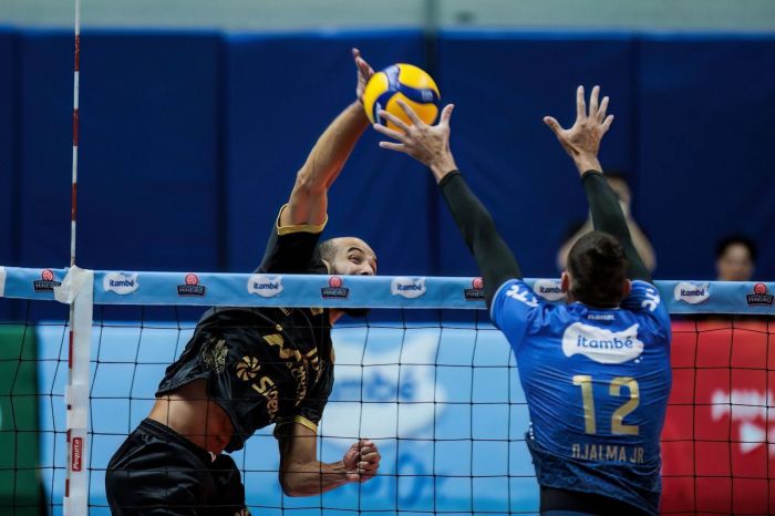 Na estreia do Campeonato Mineiro, nesta sexta-feira (5), o Montes Claros Vôlei perdeu por 3 sets a 2 para o Itambé Minas, em Belo Horizonte, mas conquistou um ponto na classificação. As parciais foram 20/25, 29/27, 17/25, 25/23 e 18/16.
