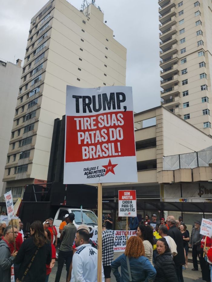 Manifestantes contra o tarifaço americano