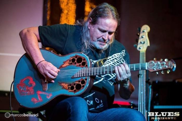 Instrumental Oriental Blues, de Alexandre Araújo, combina violão, gaita e sitar indiano em uma performance eclética e improvisada.